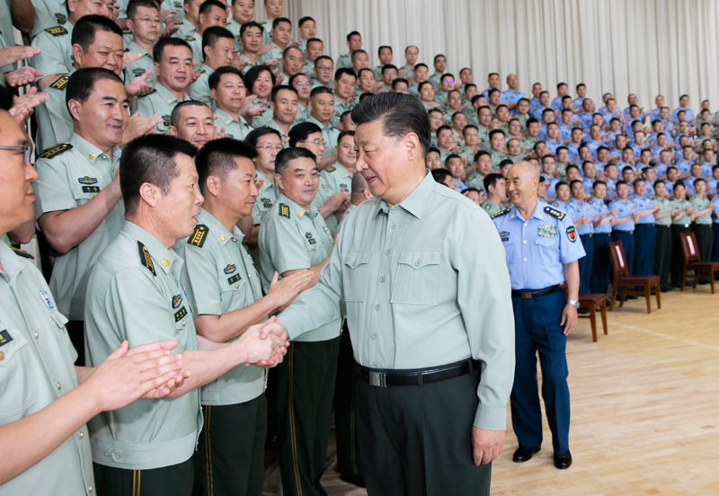 8月22日，中共中央總書記、國家主席、中央軍委主席習(xí)近平到空軍某基地視察。這是習(xí)近平親切接見駐甘肅部隊副師職以上領(lǐng)導(dǎo)干部和團級單位主官。