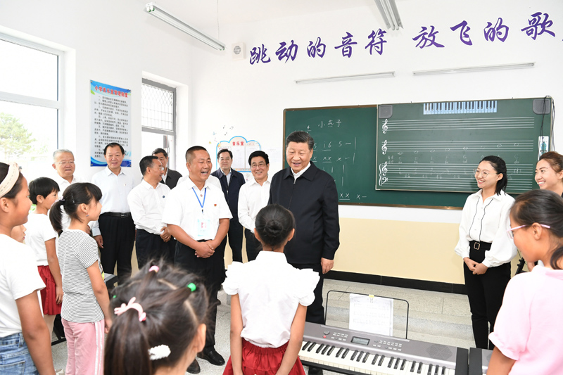 8月19日至22日，中共中央總書記、國家主席、中央軍委主席習近平在甘肅考察。這是21日上午，習近平在武威市古浪縣黃花灘生態(tài)移民區(qū)富民新村富民小學的音樂教室，認真觀看正在進行的音樂課教學。