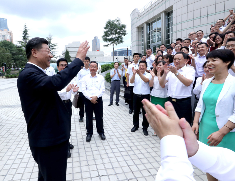8月19日至22日，中共中央總書記、國家主席、中央軍委主席習近平在甘肅考察。這是21日下午，習近平在讀者出版集團有限公司同工作人員親切交談。